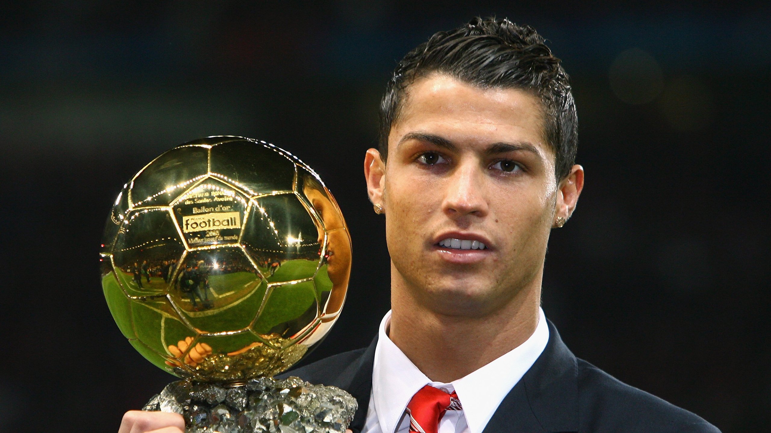 体坛巅峰对决：足球赛场热闹一幕，足球巅峰期